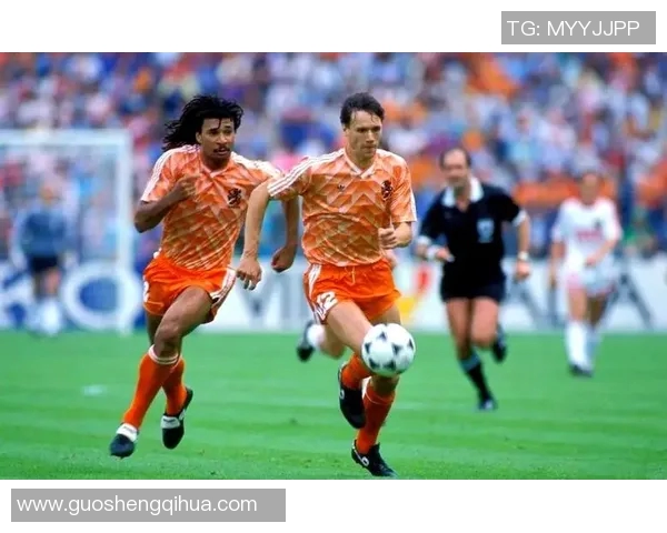 足球巨星齐聚一堂精彩合照拼接展现球场荣耀与传奇瞬间 足球巨星齐聚一堂精彩合照拼接展现球场荣耀与传奇瞬间